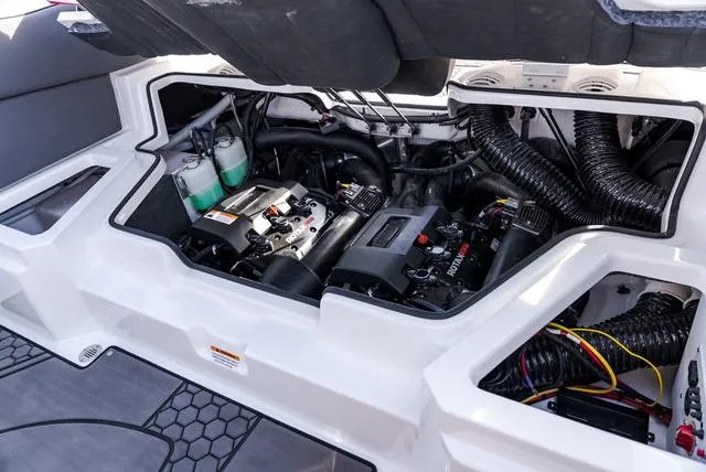 Slide: The Image of Scarab 255 LX 2025 - 13