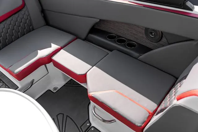 Slide: The Image of Scarab 255 LX 2025 - 18