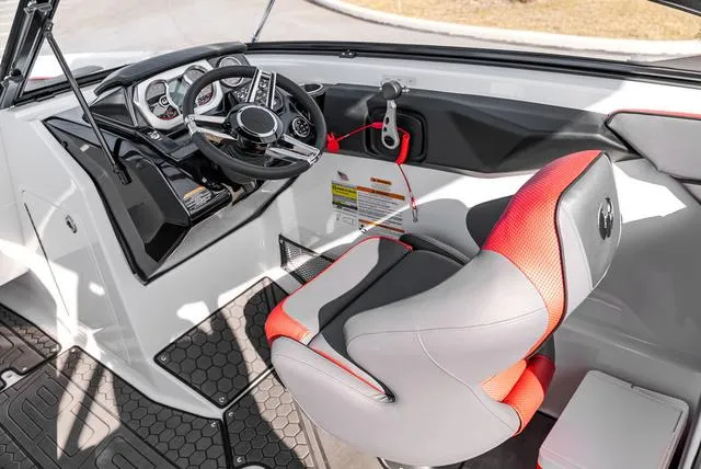 Slide: The Image of Scarab 255 LX 2025 - 20