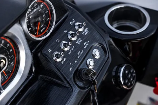 Slide: The Image of Scarab 255 LX 2025 - 23