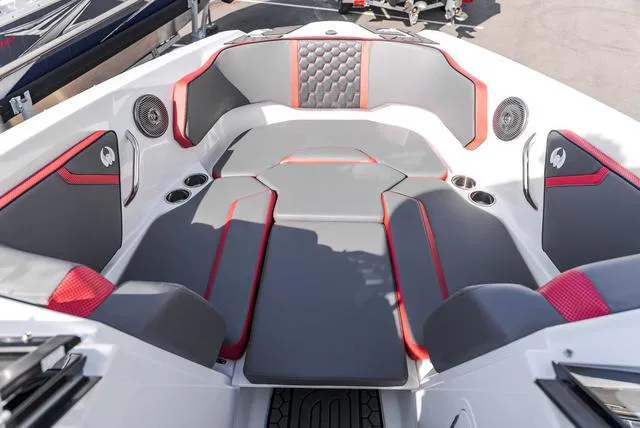 Slide: The Image of Scarab 255 LX 2025 - 27