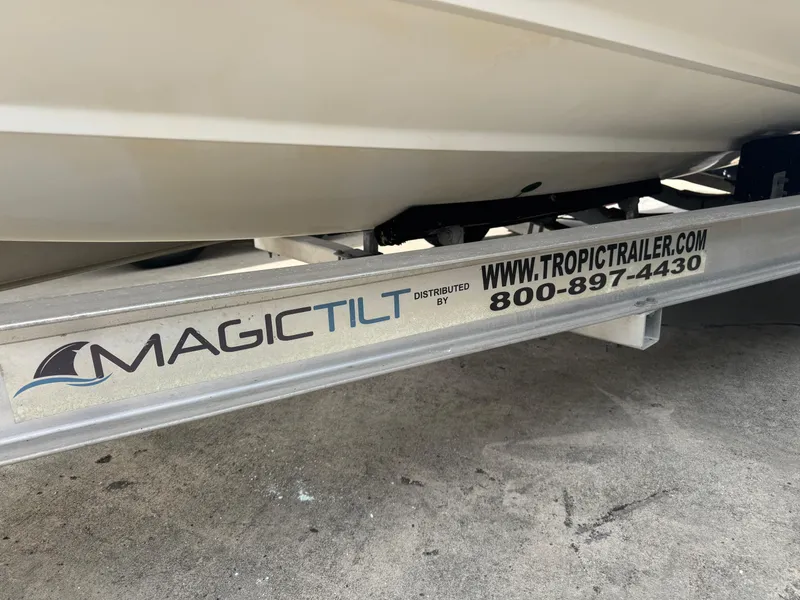 Slide: The Image of Boston Whaler Conquest 23 1999 - 90