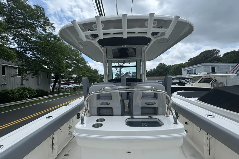 Slide: The Image of Boston Whaler 250 Outrage 2026 - 13