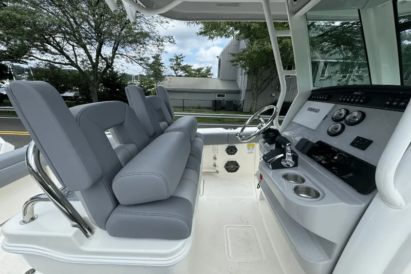 Slide: The Image of Boston Whaler 250 Outrage 2026 - 15