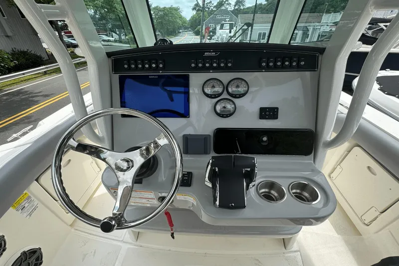 Slide: The Image of Boston Whaler 250 Outrage 2026 - 18