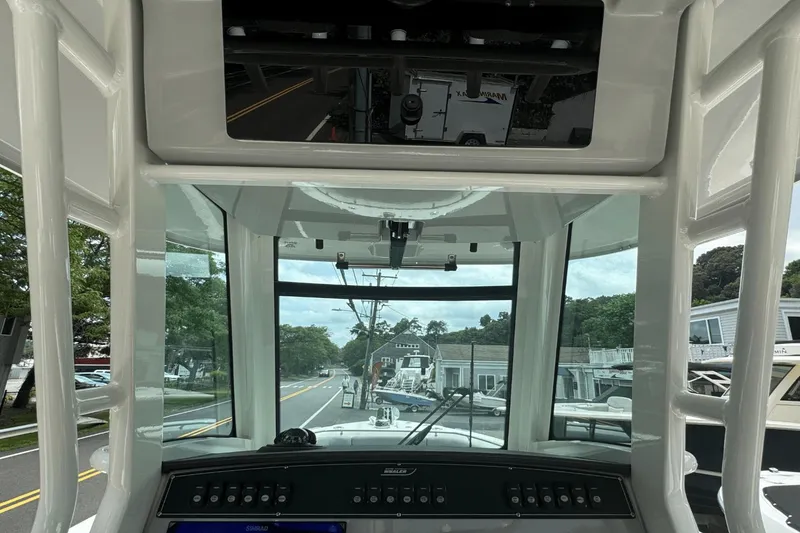 Slide: The Image of Boston Whaler 250 Outrage 2026 - 20