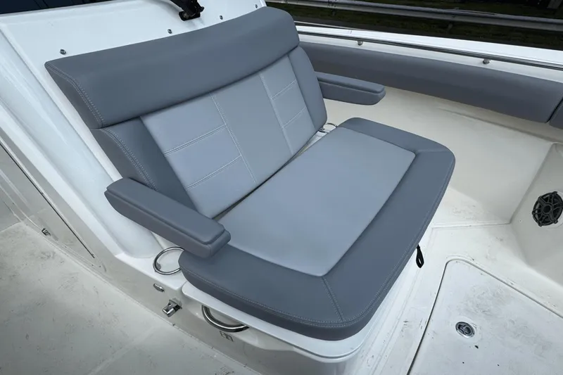 Slide: The Image of Boston Whaler 250 Outrage 2026 - 22