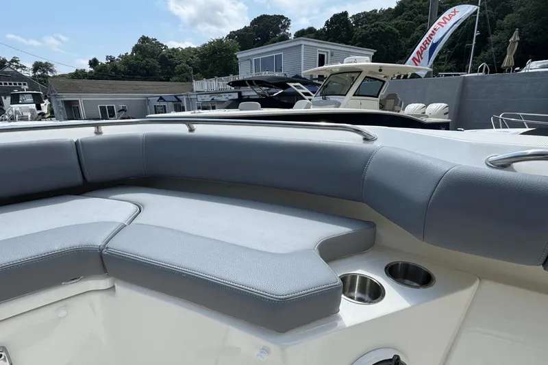 Slide: The Image of Boston Whaler 250 Outrage 2026 - 25