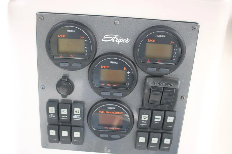 Slide: The Image of Control panel of a 2006 Seaswirl Striper 2601 boat with Yamaha gauges. - 22