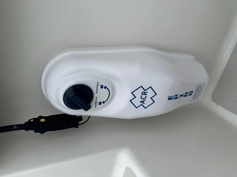 Slide: The Image of 2008 Back Cove 29 Hardback boat controls and navigation equipment. - 29