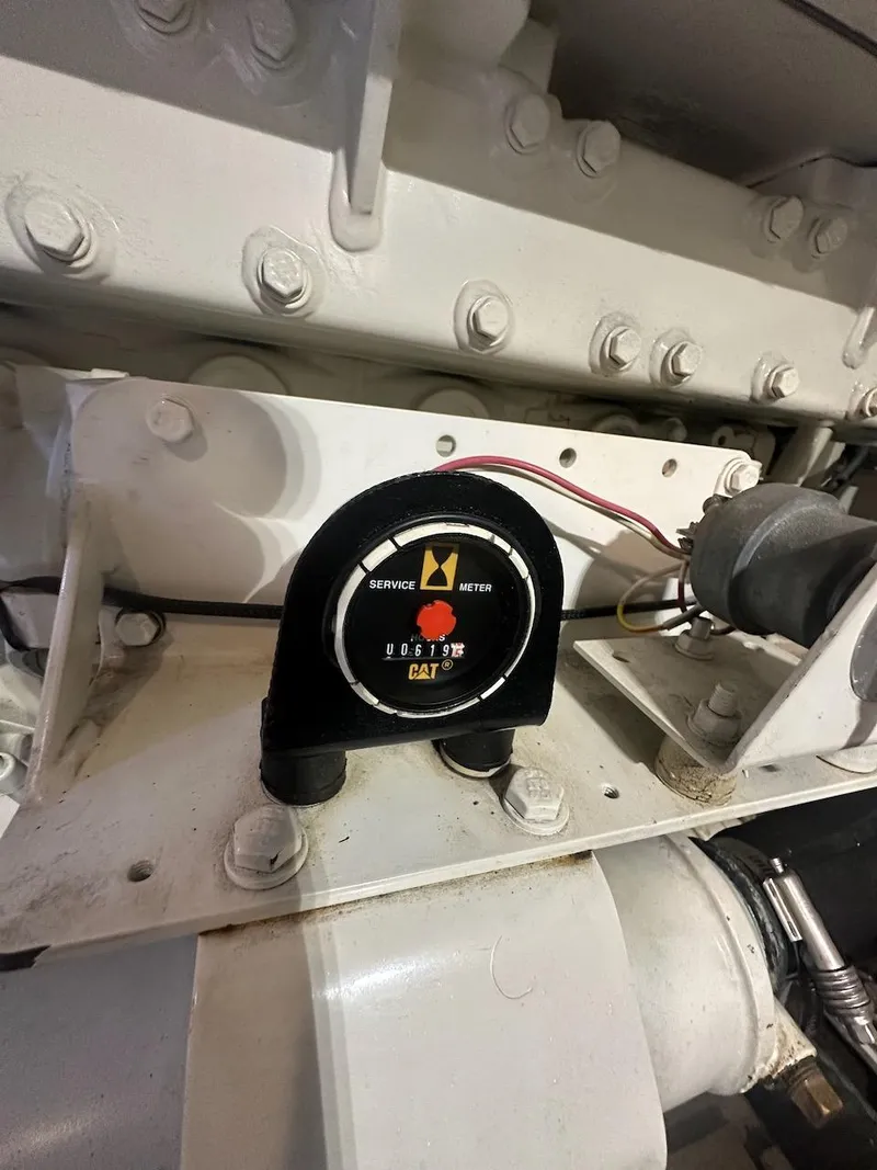 Slide: The Image of Engine service meter on 2006 Azimut 55E yacht, displaying hours. - 41