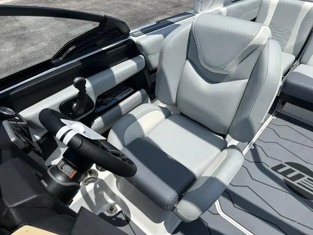 Slide: The Image of Malibu Wakesetter MXZ 22 MXZ 2025 - 12