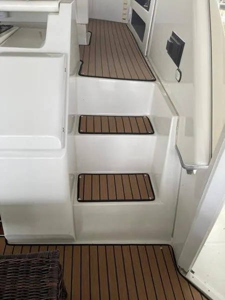 Slide: The Image of Staircase on 1997 Carver 400 CPMY yacht with wood-patterned steps. - 28