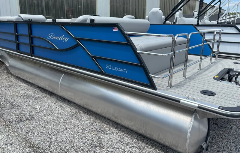 The Image of Bentley Pontoons Legacy 203 Swingback 2025 - 1
