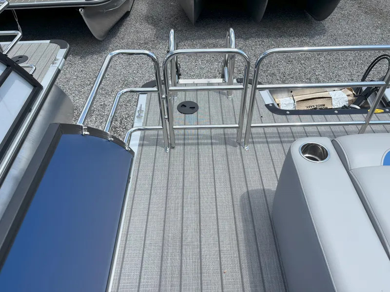 Slide: The Image of Bentley Pontoons Legacy 203 Swingback 2025 - 18