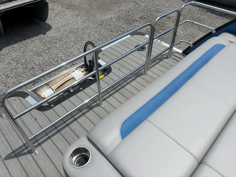 Slide: The Image of Bentley Pontoons Legacy 203 Swingback 2025 - 20