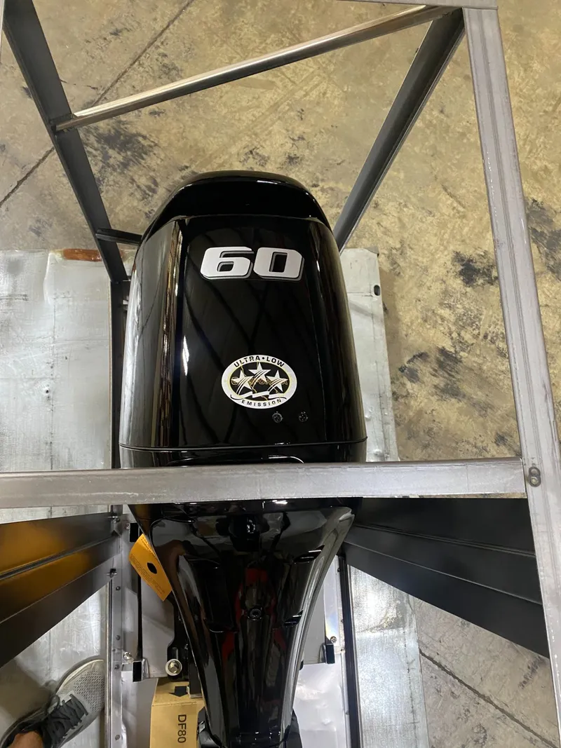 Slide: The Image of Suzuki Marine DF60 - 2