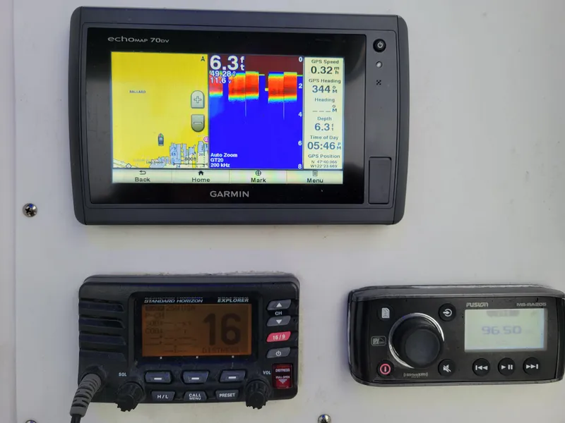 Slide: The Image of Electronics panel on 2006 Sea Pro 196 Center Console with Garmin GPS and radio. - 12