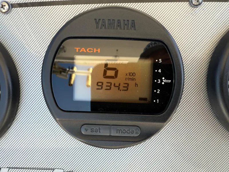 Slide: The Image of Yamaha tachometer displaying 934.3 hours on a Wellcraft 352 Tournament, 2007 model. - 22
