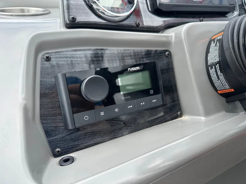 Slide: The Image of Avalon Venture 85 Versatile Rear Bench - 23' 2025 - 21