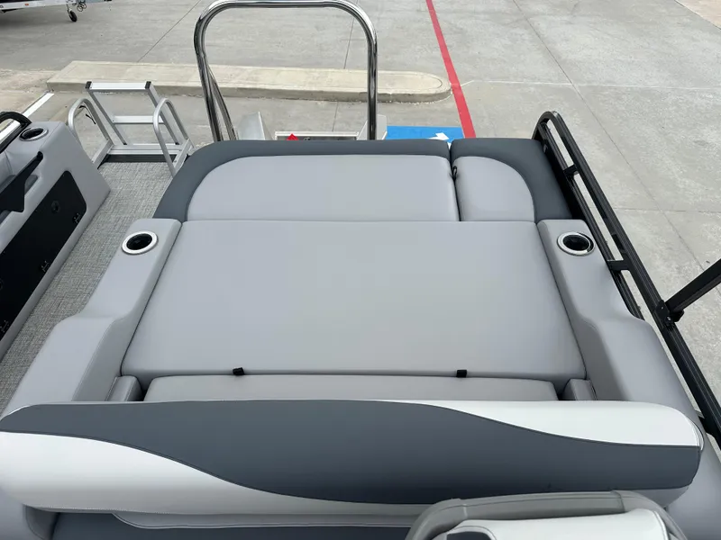 Slide: The Image of Avalon Venture 85 Versatile Rear Bench - 23' 2025 - 27