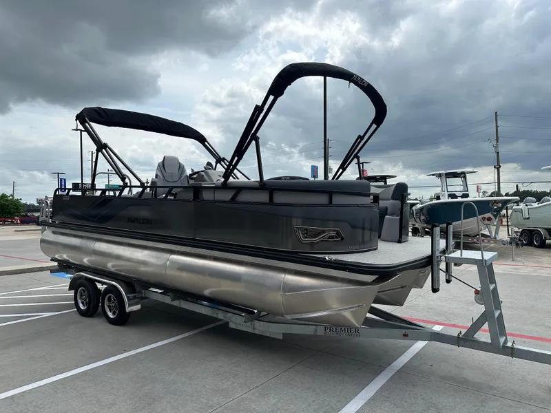 Slide: The Image of Avalon Venture 85 Versatile Rear Bench - 23' 2025 - 6