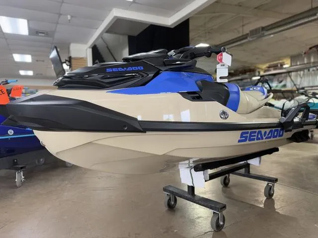 Slide: The Image of Sea-Doo Wake 2025 - 1