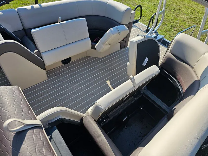 Slide: The Image of 2025 Bentley Elite 253 Admiral Tritoon (XLP3) - 13