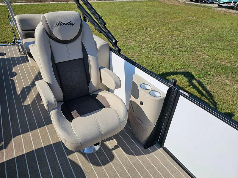 Slide: The Image of 2025 Bentley Elite 253 Admiral Tritoon (XLP3) - 15