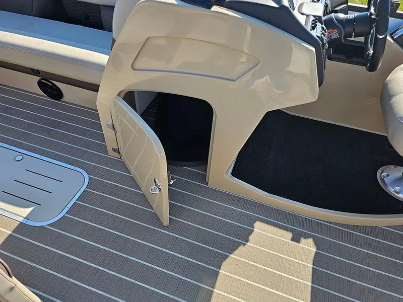 Slide: The Image of 2025 Bentley Elite 253 Admiral Tritoon (XLP3) - 17