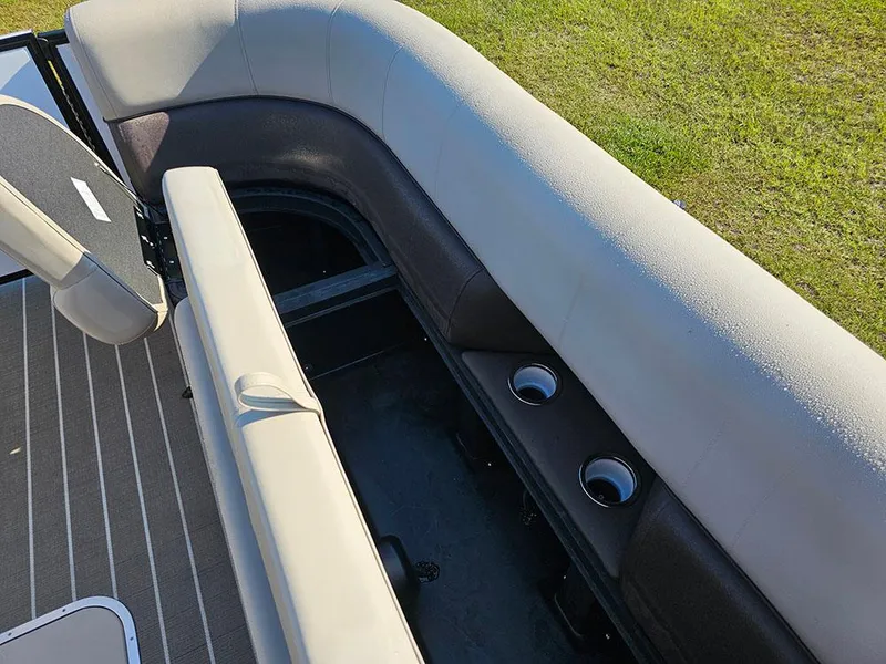 Slide: The Image of 2025 Bentley Elite 253 Admiral Tritoon (XLP3) - 29