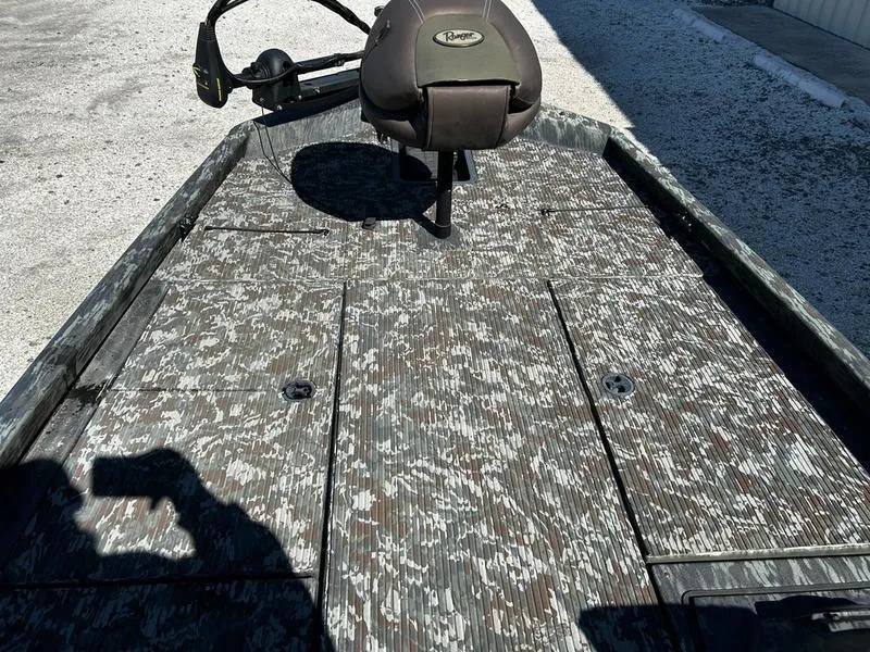 Slide: The Image of 2015 Ranger Tournament RT188 boat deck with camo pattern and seat. - 20
