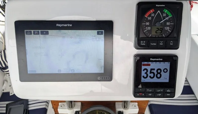 Slide: The Image of Beneteau 35S5 1991 - 9