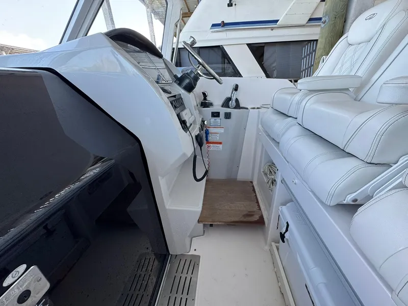 Slide: The Image of Regal 33 SAV 2020 - 16