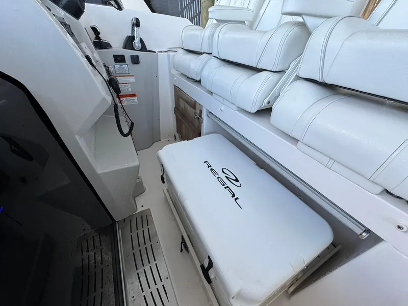 Slide: The Image of Regal 33 SAV 2020 - 17