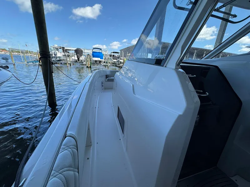 Slide: The Image of Regal 33 SAV 2020 - 23