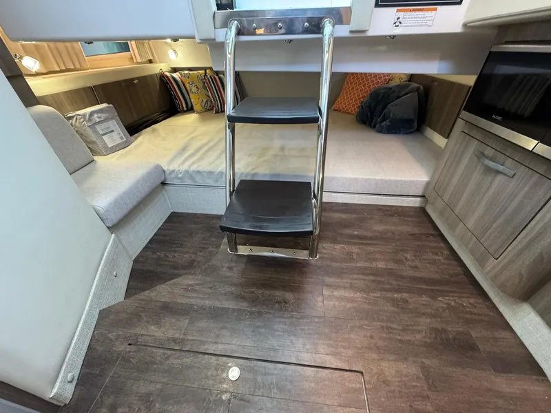 Slide: The Image of Regal 33 SAV 2020 - 31