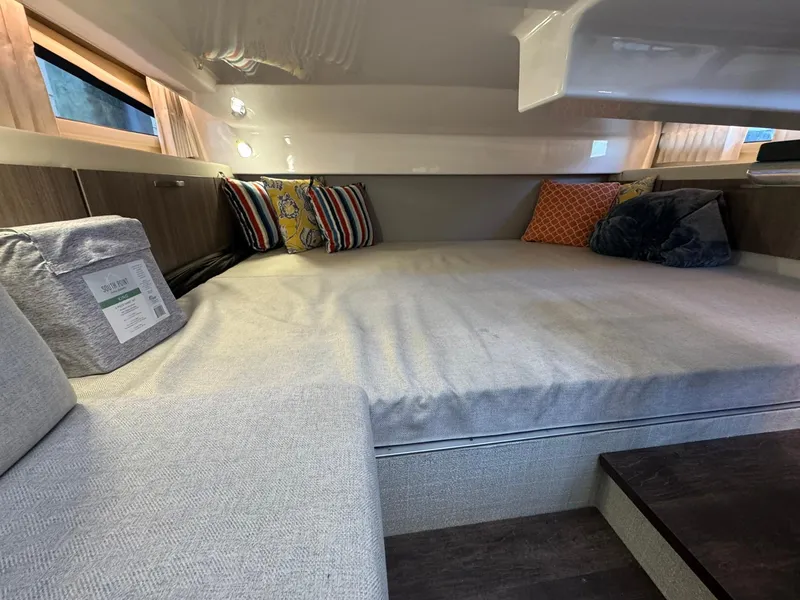 Slide: The Image of Regal 33 SAV 2020 - 33