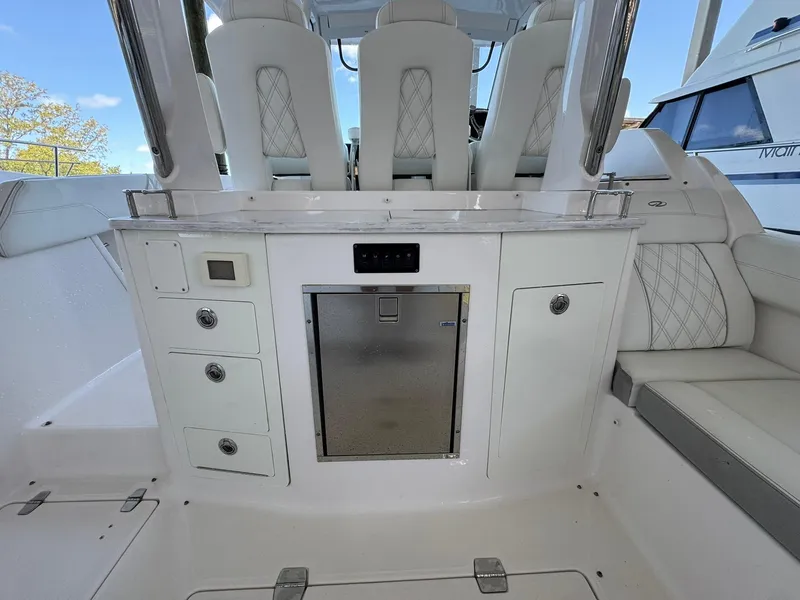 Slide: The Image of Regal 33 SAV 2020 - 42