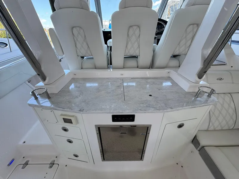 Slide: The Image of Regal 33 SAV 2020 - 43