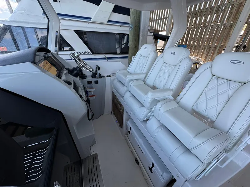 Slide: The Image of Regal 33 SAV 2020 - 8