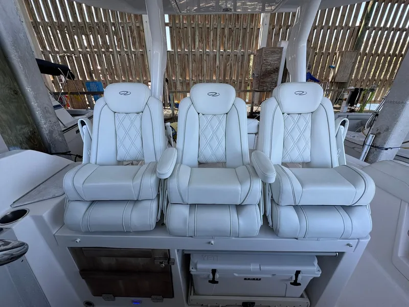 Slide: The Image of Regal 33 SAV 2020 - 9