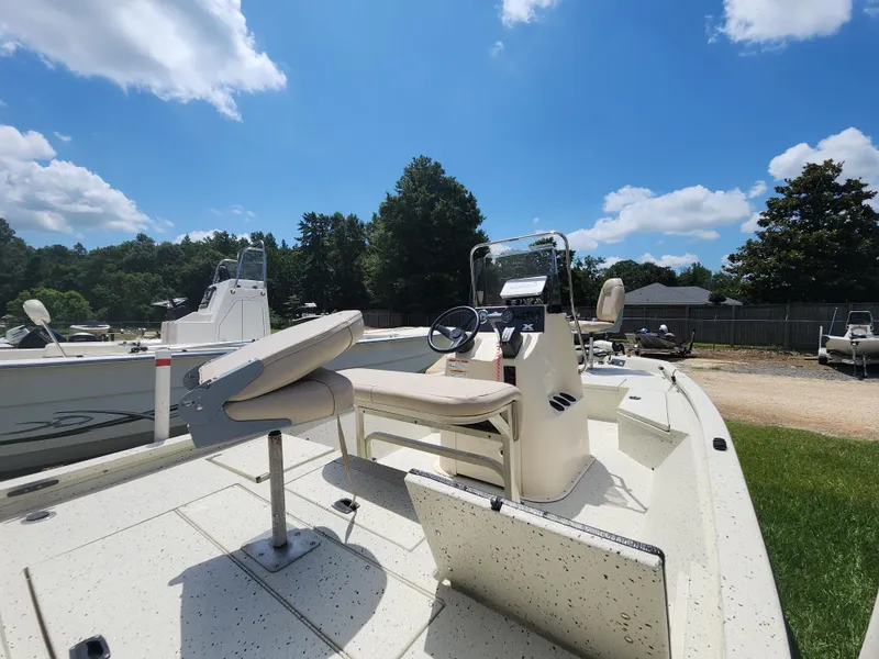 Slide: The Image of 2015 Xpress Hyper-Lift Bay Series H18B boat under clear blue sky. - 10