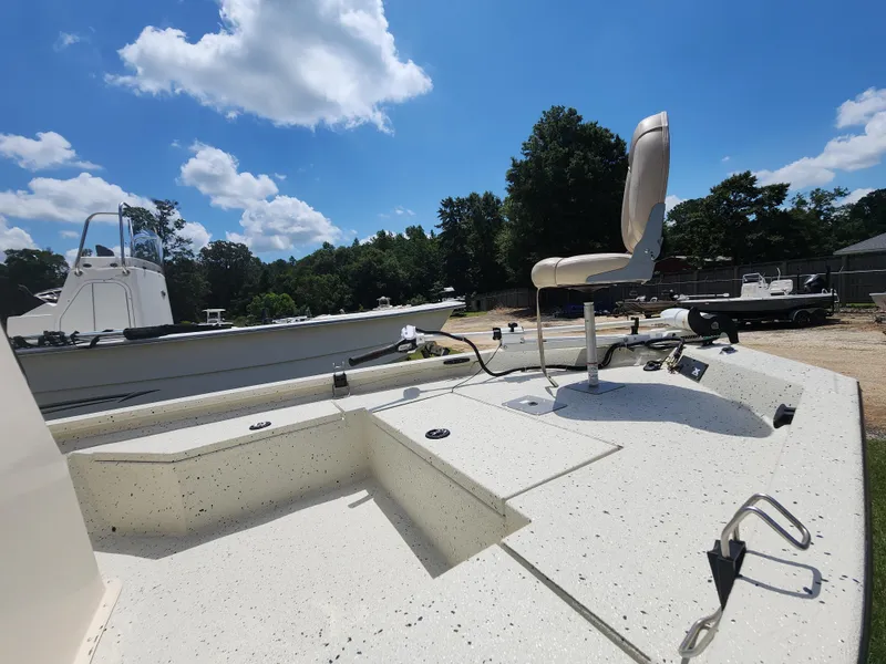 Slide: The Image of 2015 Xpress Hyper-Lift Bay Series H18B boat with seating, under a clear blue sky. - 14
