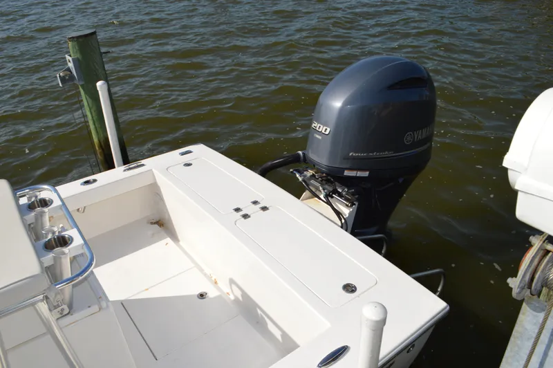 Slide: The Image of 2016 Layton Bay 22 boat with Yamaha 200 outboard motor on water. - 25