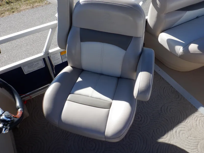 Slide: The Image of Captain's chair on 2014 Sun Tracker Party Barge 24 DLX pontoon boat. - 18