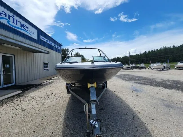 Slide: The Image of 2015 Yamaha Boats AR192 on trailer outside marine dealership under blue sky. - 4