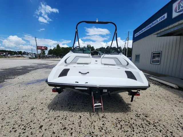 Slide: The Image of 2015 Yamaha Boats AR192 on trailer, parked outdoors under a clear blue sky. - 5