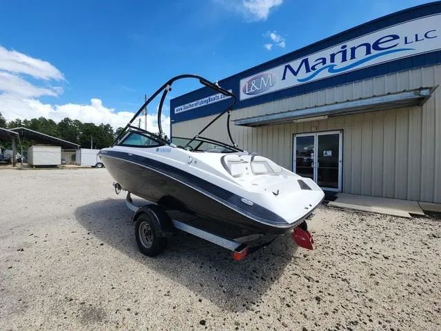 Slide: The Image of 2015 Yamaha Boats AR192 on trailer outside marine dealership. - 6