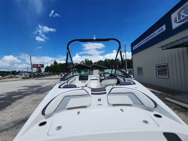 Slide: The Image of 2015 Yamaha Boats AR192 on display at a dealership under a clear blue sky. - 7